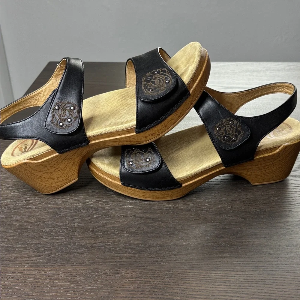 Dansko Sonnet Sandals Size 41 Leather Strap Chunky Heel Wood Pattern 10.5 11
